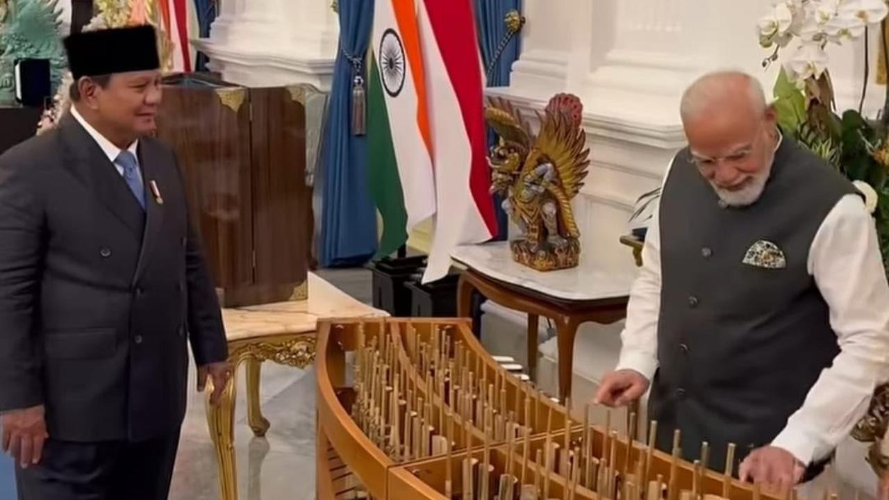 Kala PM Modi Unjuk Skill Main Angklung di Hadapan Presiden Prabowo