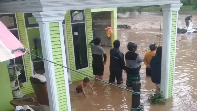 Cuaca ekstrem berupa angin kencang dan hujan lebat mengakibatkan banjir serta longsor di Kota Bitung pada, Minggu (7/4/2024).