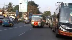May day diperingati buruh Purwakarta melakukan demonstrasi dengan tuntutan menolak tenaga kerja asing.