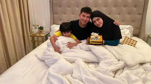 Momen Perayaan Ulang Tahun Fairuz A Rafiq Bersama Keluarga dan Kerabat Terdekatnya