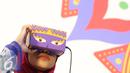Pengunjung menikmati Google Cardboard saat peluncuran Art Camera dan Google Cardboard di Museum Nasional, Jakarta, Kamis (27/10). (Liputan6.com/Immanuel Antonius)