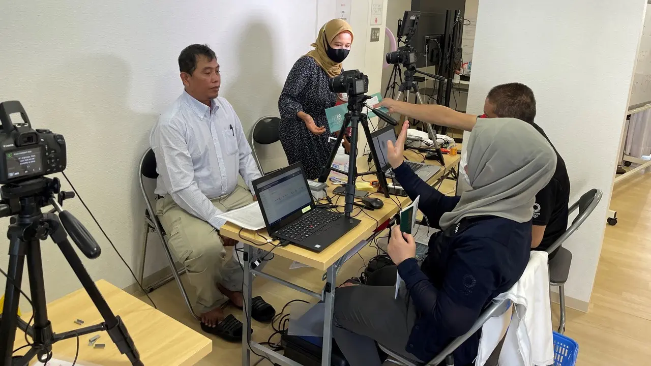 Seorang WNI sedang lapor diri dalam layanan "jemput bola" oleh KBRI Tokyo, di Hamamatsu