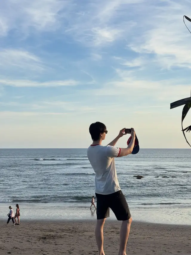 Lee Jong Suk Tampil Bak Turis Lokal Saat Liburan di Bali, Pamer Gaya Santai hingga Otot Kekar di Canggu