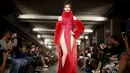 Model mengenakan busana desainer David Ferreira untuk busana koleksi musim panas/dingin selama Lisbon Fashion Week , Portugal , 11 Maret 2016. (REUTERS / Rafael Marchante)
