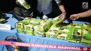 Petugas menata barang bukti narkotika jenis sabu saat rilis kasus penyelundupan narkotika di BNN, Jakarta, Kamis (2/5/2019). BNN mengungkap tiga kasus penyelundupan narkotika pada April 2019 dengan total barbuk sebanyak 122,15 kg sabu dari sejumlah daerah di Sumatera. (Liputan6.com/Faizal Fanani)