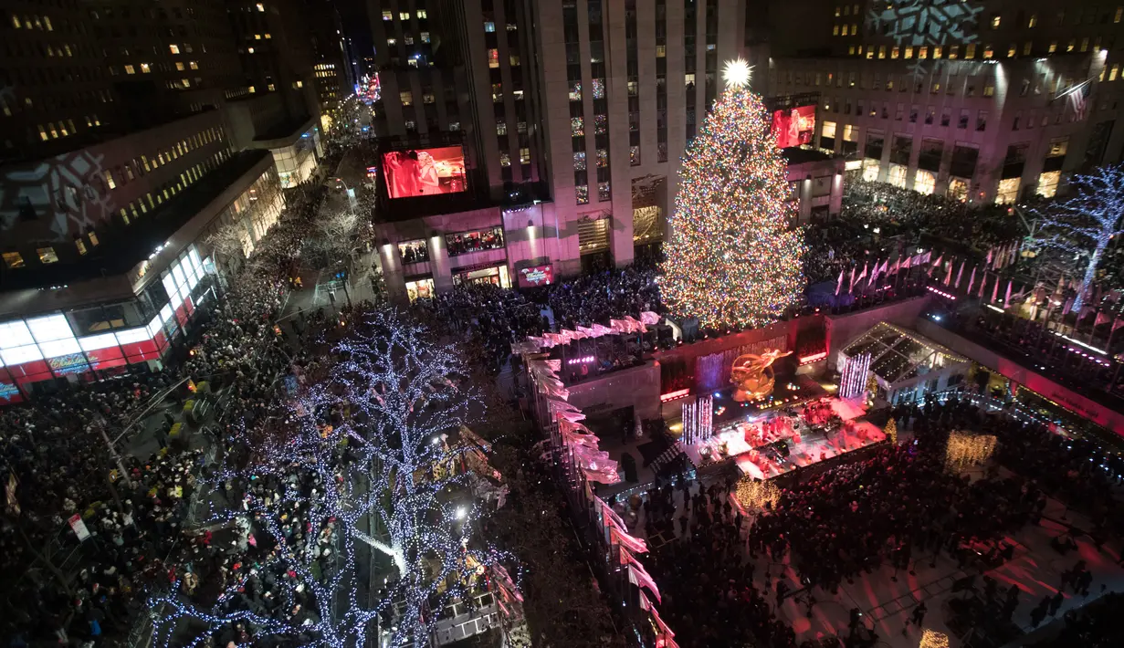 Pohon Natal Rockefeller Center dinyalakan saat upacara tahunan ke-86 di New York, Amerika Serikat, Rabu (28/11). Pohon dihiasi lampu LED warna-warni sepanjang 8 kilometer. (AP Photo/Mary Altaffer)