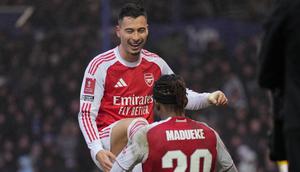 Gabriel Martinelli dan Noni Madueke dari Arsenal merayakan gol selama pertandingan putaran ketiga Piala FA antara Portsmouth dan Arsenal di Portsmouth, Inggris, Minggu, 11 Januari 2026. (AP Photo/Kin Cheung)