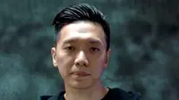 Tak hanya eksis di medsos, Andrew Susanto dan tim menunjukkan langkah nyata peduli sesama dengan membantu korban banjir di Rawajati Jakarta Selatan. (Foto: Dok. Instagram @andrew8is)