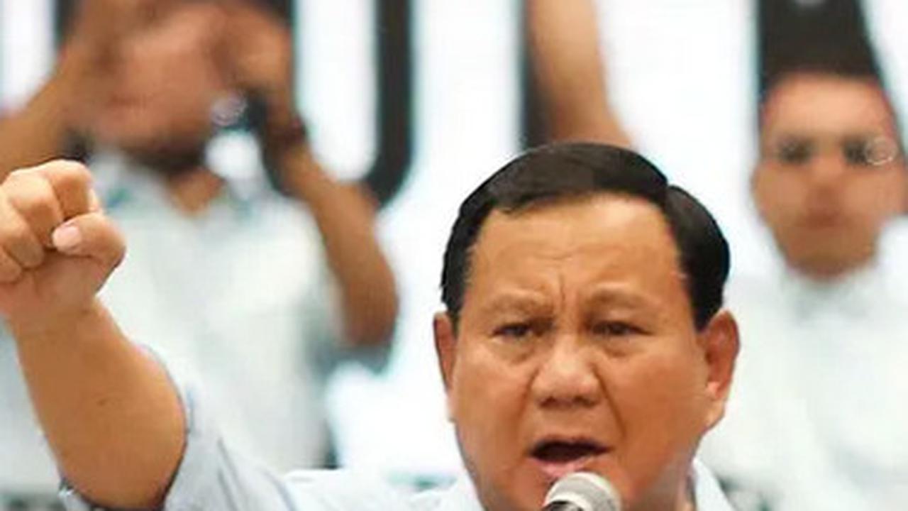 VIDEO: Detik-Detik Wanita Nyelonong Naik Dekati Prabowo, Bahlil Berdiri Ditahan Maruarar