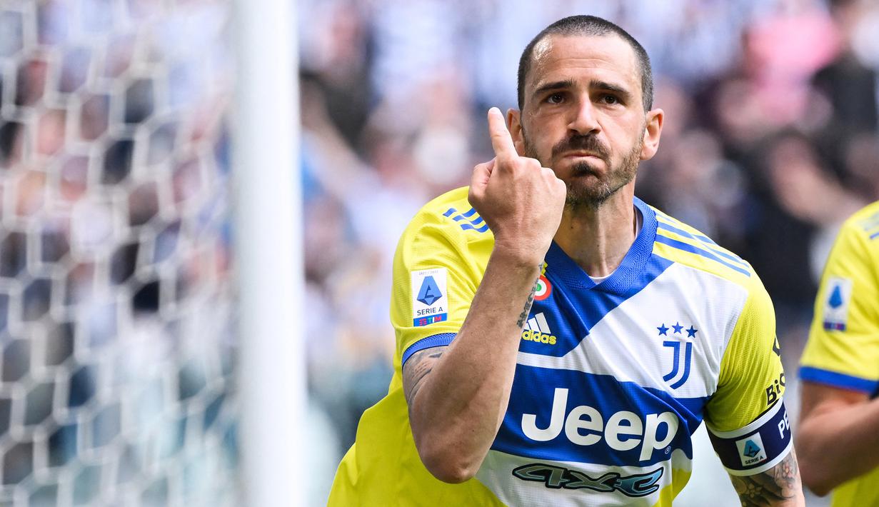 Musim ini Juventus menjadi klub yang masih mengandalkan banyak pemain senior untuk mengarungi musim 2022/2023. Meski dianugerahi kelebihan berupa pengalaman, satu hal yang menjadi minus para pemain tua adalah kondisi fisik mereka yang tak seprima dulu, sehingga berakibat rentan cedera. Dari beberapa pemain senior, tercatat 5 di antaranya menjadi pemain tertua dalam skuat Juventus musim 2022/2023 ini. Siapa saja mereka? Simak uraiannya berikut ini. (AFP/Marco Bertorello)