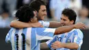 Awal Gonzalo Higuain (tengah) menemani Lionel Messi pada Piala Dunia 2010. Di Piala Dunia 2014 duet Higuain - Messi kian padu dengan hasil membawa Tim Tango tampil di final. Namun, timnas Argentina gagal meraih trofi bergengsi tersebut setelah kalah dari Jerman. (AFP/Juan Mabromata)