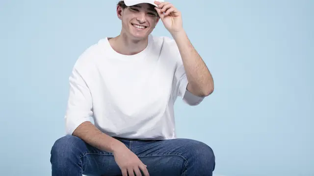 6 Cara Mengatasi Lepek Saat Ber-Topi (photo by freepik.com)