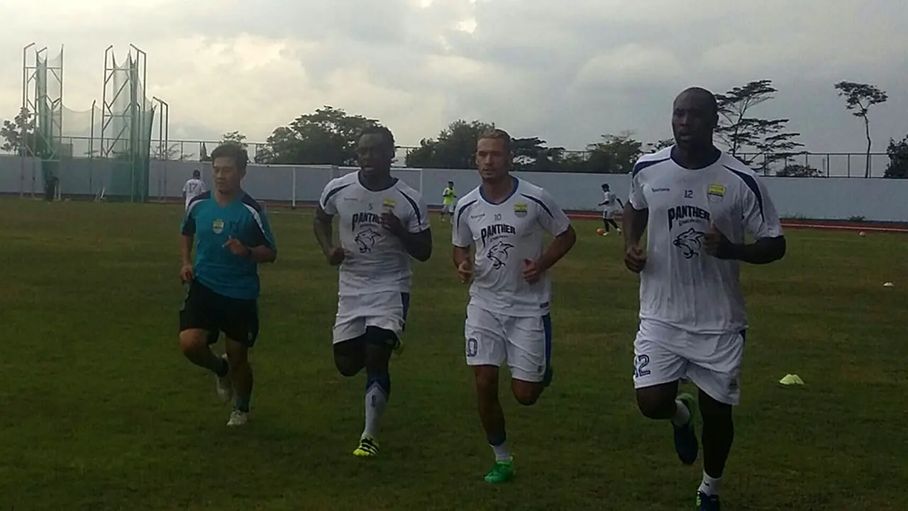 Michael Essien, Raphael Maitimo, dan Carlton Cole