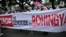 Sebuah spanduk terbentang dalam Aksi 169 Bela Rohingya di kawasan Patung Kuda, Jakarta Pusat, Sabtu (16/9). Peserta aksi datang dari berbagai organisasi di antaranya Majelis Ulama Indonesia dan Partai Keadilan Sejahtera (PKS). (Liputan6.com/Faizal Fanani)