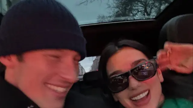 Dua Lipa dan Callum Turner Tunangan, Pamerkan Cincin Berlian Lewat Foto Buram