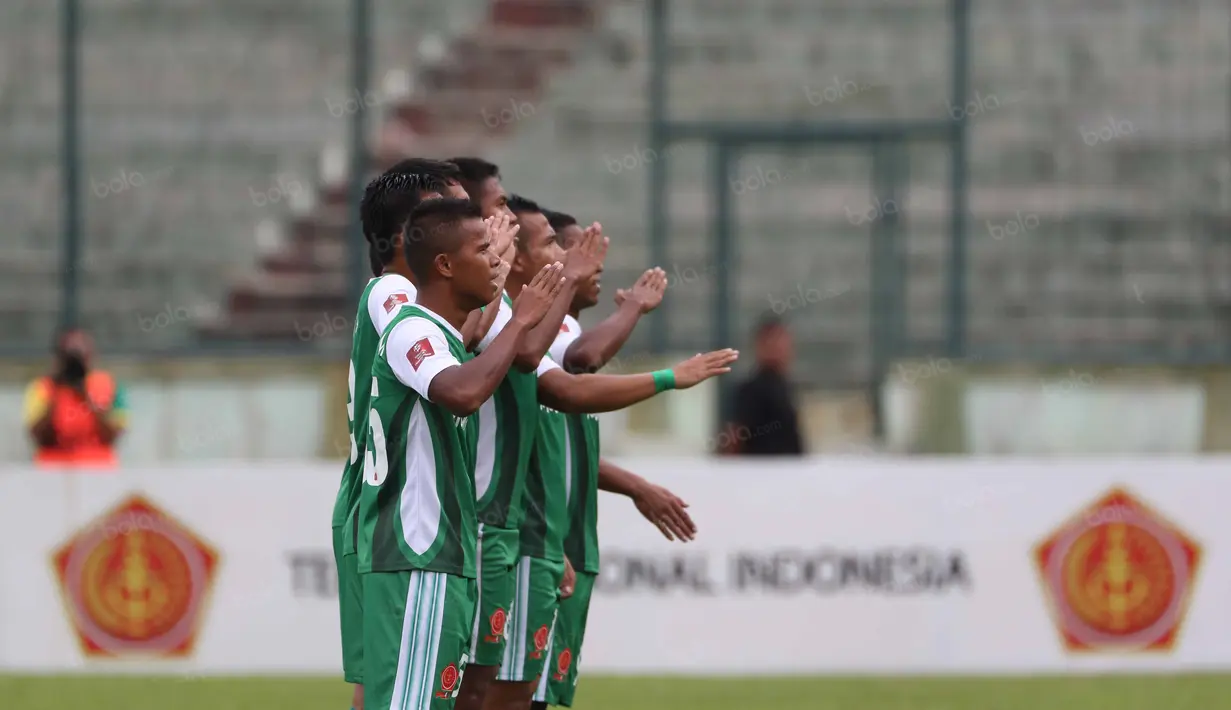 Pemain PS TNI memberikan hormat usai Irfandy Zein Alzubeidy mencetak gol ke gawang Mitra Kukar pada laga Torabika Soccer Championship 2016 presented by IM3 Ooredoo di Stadion Siliwangi, Bandung, Sabtu (14/5/2016). (Bola.com/Nicklas Hanoatubun)