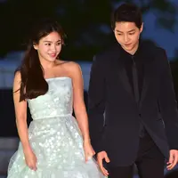 Kabar pernikahan Song Joong Ki dan Song Hye Kyo belakangan ini menjadi sorotan masyarakat, terutama para penggemar Song Song Couple ini. Tak sedikit dari mereka yang patah hati soal pernikahan pasangan ini. (AFP/Bintang.com)