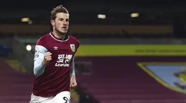 Pemain Burnley Chris Wood melakukan selebrasi usai mencetak gol ke gawang Crystal Palace pada pertandingan Liga Premier Inggris di Stadion Turf Moor, Burnley, Inggris, Senin (23/11/2020). Burnley menang dengan skor 1-0. (Jan Kruger/Pool via AP)