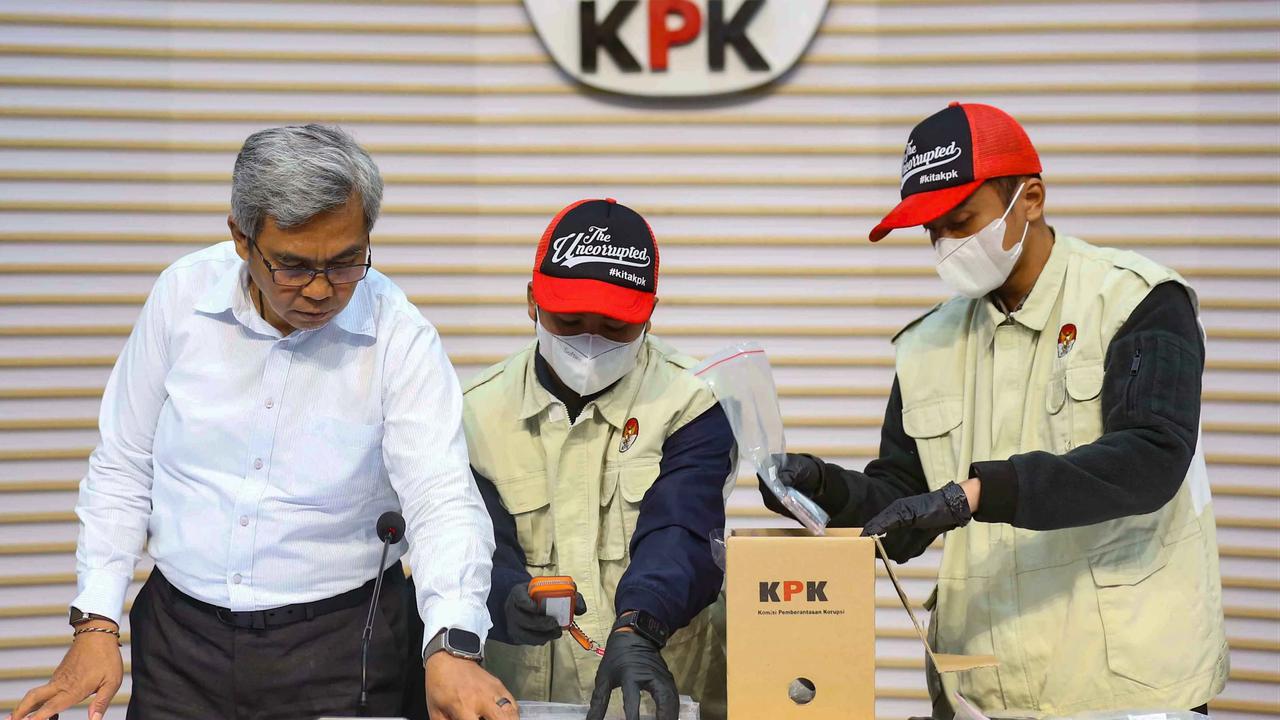 FOTO: KPK Tampilkan Barang Bukti OTT Kasus Dugaan Pemerasan Izin TKA
