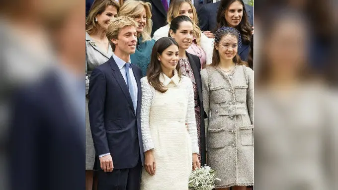 Pangeran Christian (32) dan kekasihnya Alessandra de Osma (25) berpose usai seremoni pernikahan yang digelar secara sederhana (Instagram/miss_nostalgiamc)