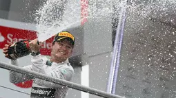 Selebrasi pembalap F1 dari tim Mercedes, Nico Rosberg, di podium utama GP Jerman di Sirkuit Hockenheim, (20/7/2014). (REUTERS/Michael Dalder) 