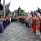 Para delegasi W20 Summit manortor di Huta Siallagan, Desa Siallagan Pinda Raya, Kecamatan Simanindo, Kabupaten Samosir, Sumatera Utara (Sumut), Rabu (20/7/2022) (Reza Efendi/Liputan6.com)