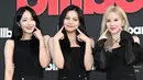 Terlihat juga anggota Viviz yang terdiri dari Umji SinB dan Eunha yang kompak kenakan dress serba hitam. [@billboard_korea].