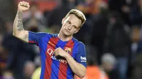 Gelandang Barcelona Ivan Rakitic meminta maaf pada pemain Granada.  (AFP/Lluis Gene)