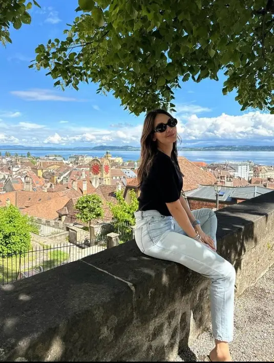 Terlepas dari keindahan Swiss dan outfit liburannya yang dipamerkan di Instagram, satu hal yang lebih mencuri perhatian adalah wajah cantik Luna Maya  [@lunamaya]