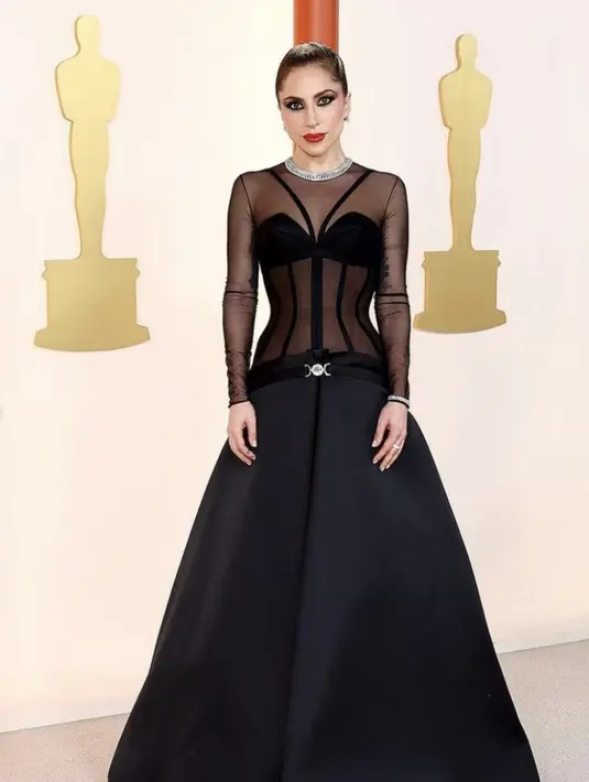 <p>Selain itu, gelang dengan ukiran anggun melingkar sempurna pada pergelangan tangan Lady Gaga, Kali ini ia mengenakan Tiffany Victoria Mixed Cluster Bracelet in Platinum with Diamonds. (Foto: Instagram/ Lady Gaga).</p>