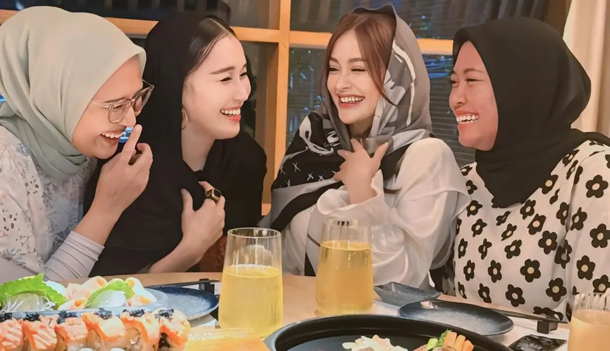 Ayu Ting Ting memperlihatkan kedekatannya dengan para sahabat dari kalangan non seleb. Ayu dan tiga sahabatnya tampak bertemu dalam momen bukber. Hubungan persahabatan mereka diketahui sudah cukup lama. Tak heran, keakraban terlihat jelas di raut wajah mereka saat berpose candid. (Liputan6.com/IG/@ayutingting92)