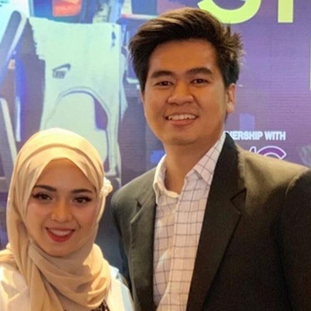5 Potret Baby Shower Istri Mak Beti Dapat Hadiah Mobil Mewah Hot Liputan6 Com It takes countless master craftsmen, with decades of experience, months to create a single dita frame. 5 potret baby shower istri mak beti