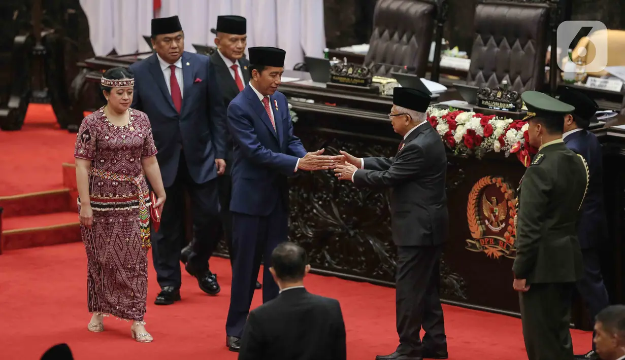 Presiden Joko Widodo bersalaman dengan Wapres Ma'ruf Amin saat apat Paripurna DPR pembukaan masa persidangan I DPR tahun sidang 2023-2024 di Gedung Nusantara, Kompleks Parlemen, Senayan, Jakarta, Rabu (16/8/2023). (Liputan6.com/Faizal Fanani)