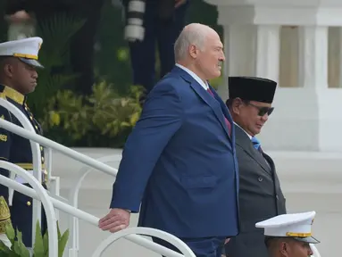 Presiden Prabowo Subianto bersama Presiden Belarusi Alexandr Lukashenko memeriksa pasukan di Istana Merdeka, Jakarta, Kamis (02/07/2026). (AP Photo/Tatan Syuflana)