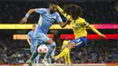 Pemain Manchester City Riyad Mahrez (kiri) berebut bola dengan pemain Brighton and Hove Albion Marc Cucurella pada pertandingan sepak bola Liga Inggris di Etihad Stadium, Manchester, Inggris, 20 April 2022. Manchester City menang 3-0. (AP Photo/Dave Thompson)