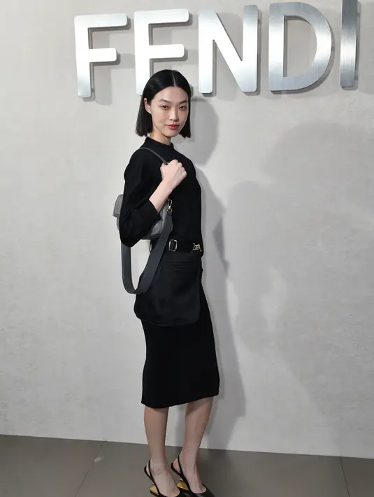 Selama 25 tahun perjalanannya, FENDI Baguette telah diposel dan dimodernisasi sana-sini. Bagi pecinta look minimalis dan klasik, tas ikonis ini juga pas dijadikan teman baik, seperti tampilan simple Tian Yi. (Foto: Fendi)