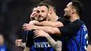 Pemain Inter Milan, Marcelo Brozovic berselebrasi dengan timnya setelah mencetak gol ke gawang Cagliari pada laga pekan ke-33 Serie A, di Giuseppe Meazza, Selasa (17/4).  Inter Milan memetik kemenangan meyakinkan dengan skor 4-0. (MIGUEL MEDINA / AFP)