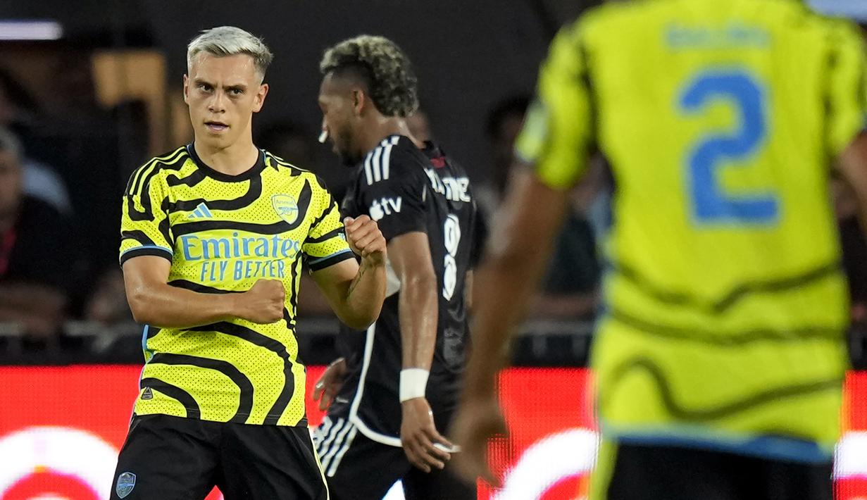 Selebrasi striker Arsenal, Leandro Trossard setelah mencetak gol kedua timnya ke gawang MLS All-Stars pada laga pramusim 2023/2024 di Washington DC, Amerika Serikat, Kamis (20/7/2023) pagi WIB. (AP Photo/Alex Brandon)