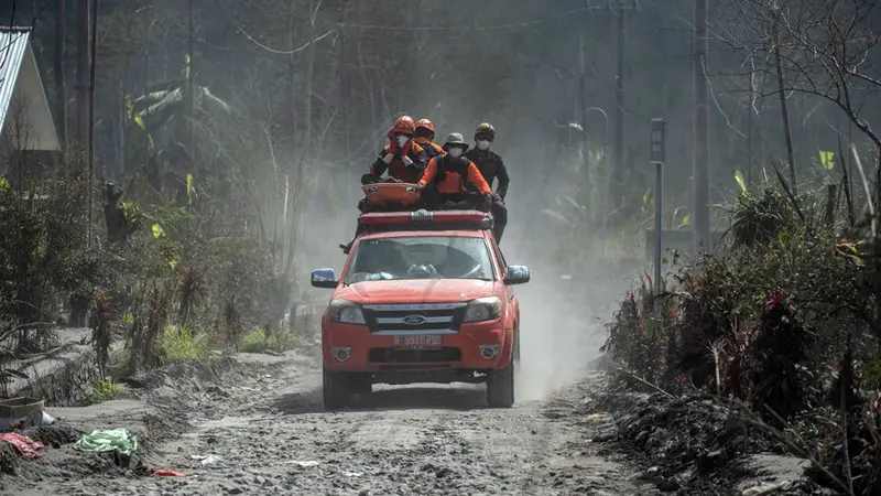 FOTO: Operasi Pencarian Korban Erupsi Gunung Semeru Terus Berlanjut