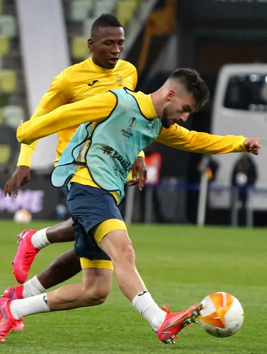 Bek Spanyol Villarreal Jaume menghadiri sesi latihan pada malam pertandingan Final Liga Eropa menghadapi di Gdansk, Selasa (25/5/2021). Final Liga Europa akan mempertemukan Villareal vs Manchester United (MU) pada Kamis, 27 Mei 2021 di Stadion Energa. (JANEK SKARZYNSKI / AFP)