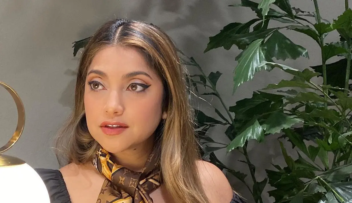 Sarah menegaskan, bahwa nomor tersebut bukan nomor miliknya. Selain itu, pemeran dalam film Hantu Cantik Kok Ngompol itu juga belakangan ini menetap di Amerika Serikat. Sehingga, hanya orang-orang yang kenal dekat dan saudara yang memiliki nomor kontaknya. [Instagram/sazarita]