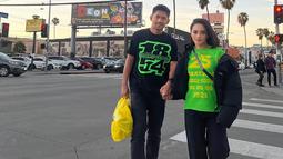 Pasangan selebriti ini begitu menikmati momen liburan bersama. Mereka terlihat bersenang-senang karena pertama kali liburan jauh bersama. Ririn dan Ibnu Jamil bahkan tampil kompak memakai outfit hitam dan hijau saat jalan-jalan berdua di jalanan kota Los Angeles, California. (Liputan6.com/IG/@ririnekawati)