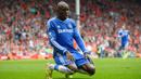8. Demba Ba - Kepergian Drogba dan mandulnya Torres membuat manajemen Chelsea mendatangkan dirinya ke Stamford Bridge. Mantan bomber Newcastle ini hanya menjadi penghias bangku cadangan The Blues. (AFP/Andrew Yates)