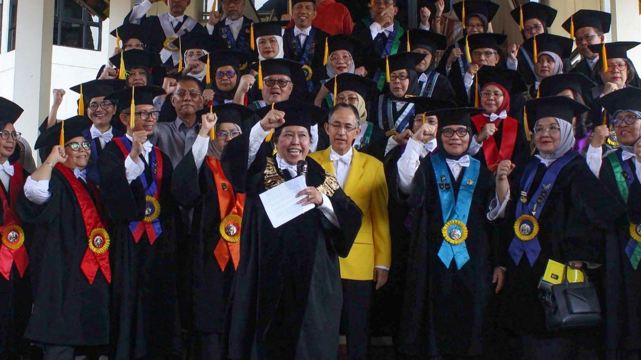 Ketua Dewan Guru Besar Universitas Indonesia (UI) Harkristuti Harkrisnowo  serta sejumlah jajaran Sivitas Akademika UI menyampaikan deklarasi kebangsaan kampus perjuangan di Universitas Indonesia, Depok, Jawa Barat, Jumat (2/2/2024).<br>(Foto merdeka.com 