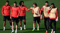 Para pemain Real Madrid bersiap mengikuti sesi pelatihan tim di Valdebebas, Spanyol (22/10). Madrid akan bertanding melawan FC Viktoria Plzen pada lanjutan grup G Liga Champions. (AFP Photo/Gabriel Bouys)