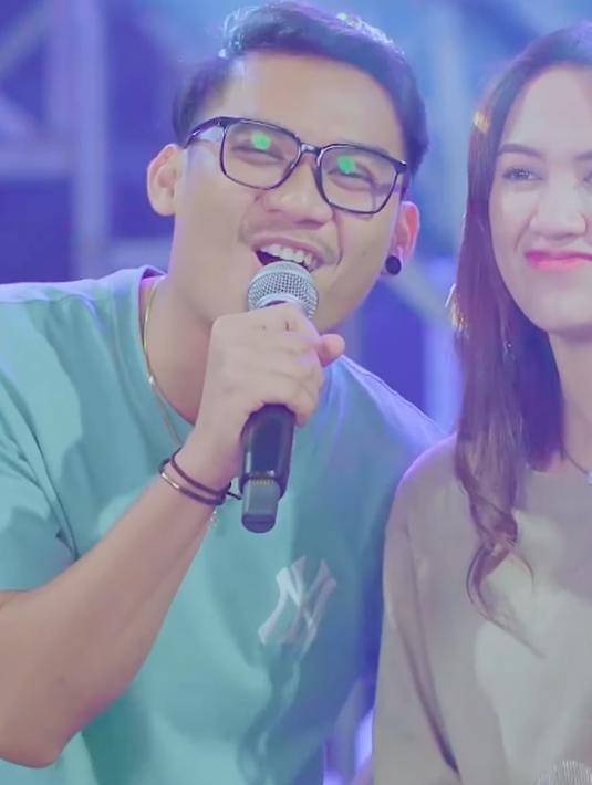 Momen saat Happy Asmara dan Gilga nyanyi bareng di atas panggung. Happy Asmara dan Gilga Sahid terpaut usia 1 tahun. Gilga Sahid diketahui lahir pada 15 Februari 1998, sementara Happy Asmara lahir pada 10 Juli 1999. Selain foto kebersamaan yang diunggah oleh Gilga Sahid, pasangan ini juga pernah curi perhatian ketika Gilga mencium kening Happy Asmara. (Liputan6.com/IG/@gilgahappy)