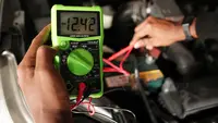 Multimeter Digital membantu memastikan kondisi aki dan komponen elektronik tetap stabil, menghindari risiko kendaraan mogok di tengah perjalanan. (ist)