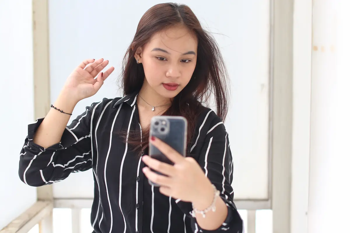 wanita mei menyembunyikan kesedihan