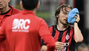 Gelandang Kroasia AC Milan #14 Luka Modric meninggalkan lapangan setelah cedera selama pertandingan Serie A Italia antara AC Milan dan Juventus FC di stadion San Siro di Milan, Italia utara, pada 27 April 2026. (Stefano RELLANDINI/AFP)