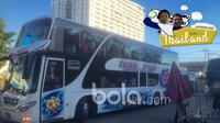 Suporter Timnas Indonesia menggunakan bus dari KBRI Indonesia Thailand tiba di Stadion Rajamangala. (Bola.com/Ario Yosia)